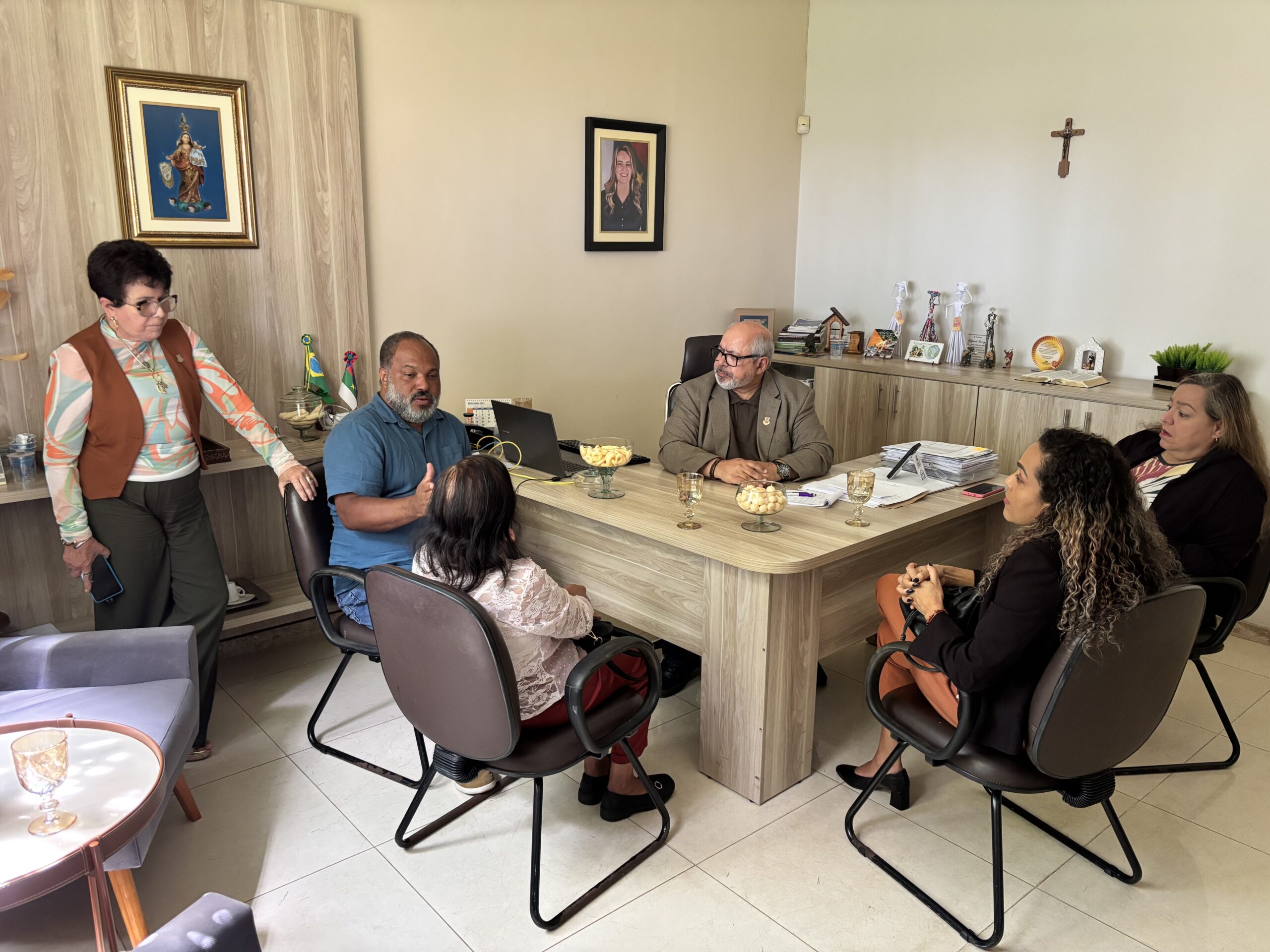 Prefeita ataca professores aposentados na ativa e retira gratificações históricas