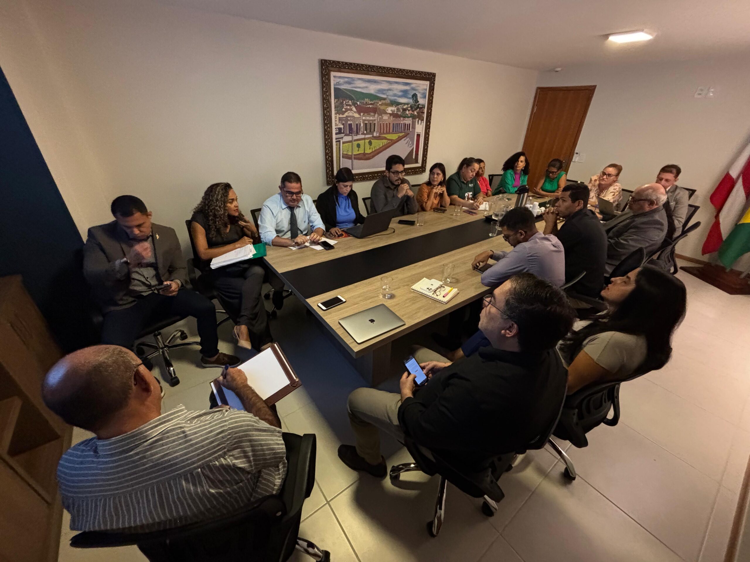 Governo Municipal atropela negociação com professores e envia PL de reajuste salarial ao Legislativo sem diálogo com a categoria